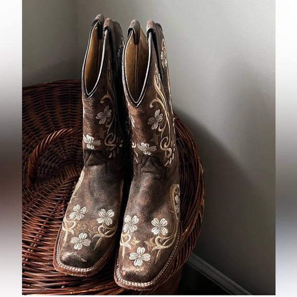 Circle G Cowboy Boots size 8.5
worn maybe 3 times 
genuine leather - Picture 6 of 8